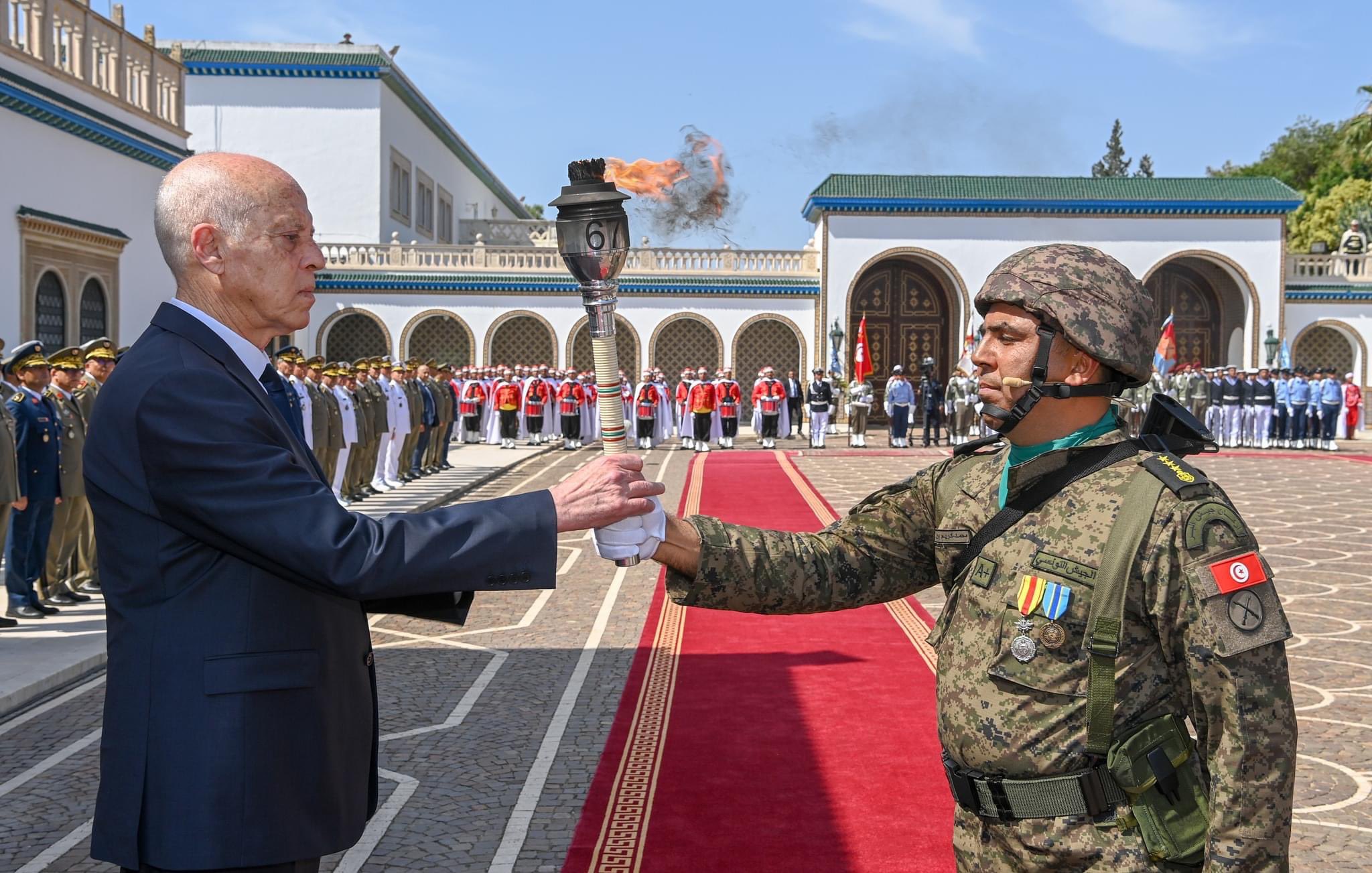 رئيس الجمهورية يشرف على موكب الاحتفال بالذكرى 67 لانبعاث الجيش الوطني